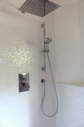 Dettaglio rivestimento doccia con mosaico in madreperla